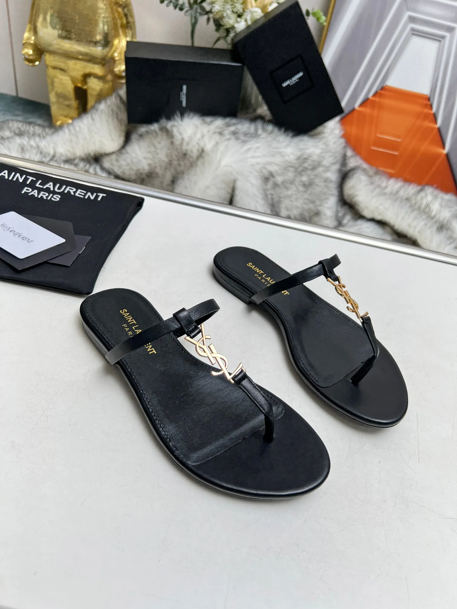 👟👟Ex-factory price 340👟👟 Genuine leather sole +40 Factory number: 5678-2 "Saint Laurent" YSL counter classic flip-flops. High-end customization and top quality. Continuing the family's classic hardware buckle design, it is simple and elegant. The flat 1CM bottom makes it easy for women to control. The unique back buckle design can make the shoes exude a sexy, sweet and feminine look. ▪️Upper: imported grade A cowhide ▪️outsole: Italian cowhide ▪️inner/foot pad: imported sheepskin ▪️heel height: 1cm ▪️size: 35-44 (43 44 customized, non-returnable)